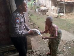 Sambangi Warganya, Bhabinkamtibmas Polsek Ligung Berikan Bantuan Sosial
