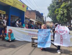 Para PKL dan Tukang Parkir Masjid Aljabar Lakukan Demonstrasi Tuntut Keadilan