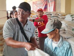 Pemdes Mirat Bersama PT POS Indonesia Cabang Leuwimunding, Bagikan Bantuan Beras 10 kg