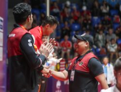 Menpora Dito Kalungkan Medali Emas ke Tim Bulu Tangkis Tunggal dan Ganda Putra Indonesia