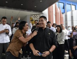 Asyiknya Menpora Dito Nongkrong dan Nyanyi Bereng Charly ST12 di Kemenpora