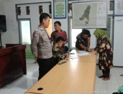 Bhatramas, Bhabikamtibmas Polsek Cikijing Laksanakan Monitoring Pembagian PKH Di Desa Kancana.
