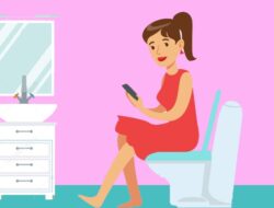 Wajib Tahu, Ini Bahaya Bawa Ponsel Saat ke Toilet
