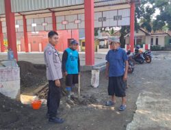 Polisi Blusukan Sambangi Warga Yang Sedang Beraktifitas