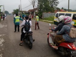 Polisi Ada Dimana-mana, Ps. Panit Samapta lll Laksanakan Gatur Lalin Di Depan Sekolah.