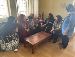 Sambang Blusukan, Cara Polwan Bhabinkamtibmas Pererat Tali Silaturahmi Dengan Warga