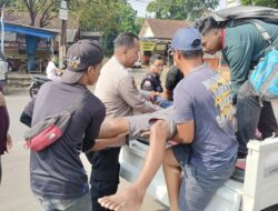 Respon Cepat Anggota Unit Samapta Polsek Sukahaji Bantu Korban Kecelakaan