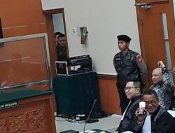 Senyum dan Kepalan Tangan Irjen Teddy Respon Teriakan Semangat