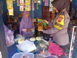 Bhabinkamtibmas Briptu Nia Sri Kusnindar Blusukan Sambangi Toko Kelontongan di Desa Binaan