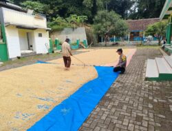 Hampiri Warganya, Bhabinkamtibmas Polsek Cingambul Sampaikan Himbauan Kamtibmas