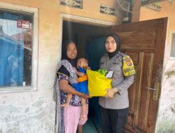 Peduli Warganya, Polwan Bhabinkamtibmas Polsek Panyingkiran Berikan Bansos Sembako