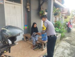 Sambil Blusukan, Bhabinkamtibmas Polsek Kadipaten Sapa Masyarakat Yang Sedang Beristirahat Sambil Berikan Himbauan Kamtibmas