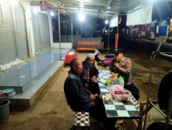 Ngobrol Mas Di Warkop, Bhabinkamtibmas Polsek Cikijing Berikan Himbauan Kamtibmas Kepada Warga.