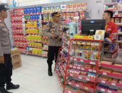 “Polisi Ada Dimana-mana” Sambangi Minimarket, Kapolsek Cikijing Berikan Himbauan Kamtibmas.