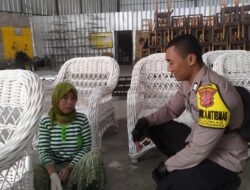 Sambangi Pengrajin Rotan di Desa Binaanya Bhabinkamtibmas Sampaikan Himbauan Kamtibmas