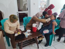 Polwan Bhabinkamtibmas Dukung Program Kesehatan Anak Dengan Pemberian Sub Pin Polio Putaran Ke-2 di Posyandu Desa Binaan