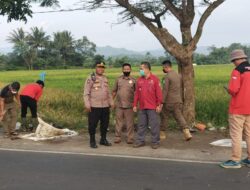 “Bhatramas” Kapolsek dan Camat Cikijing Kompak Turun Tangan Bersihkan Sampah yang Menumpuk di Bahu Jalan