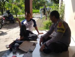 Sambangi warga di Desa Binaanya bhabinkamtibmas menyampaikan himbauan kamtibmas