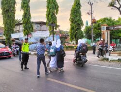 Peduli Keselamatan, Polsek Kadipaten Gatur Pagi Sambil Bantu Anak Sekolah Menyeberang Jalan