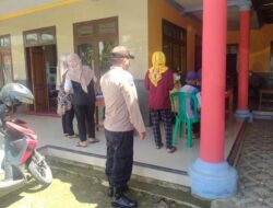 Polisi Blusukan Bhabinkamtibmas Polsek Sindangwangi Desa Jerukleueut Sambangi Warga di Desa Binaanya