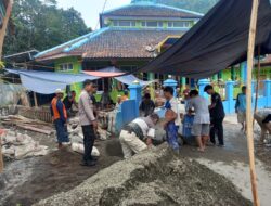 Wujud Giat Bhatramas, Bhabinkamtibmas Gotong Royong Bersama Warga Bangun Masjid