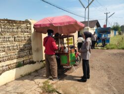 Humanisnya Bhabinkamtibmas Polwan Polsek Jatiwangi,Blusukan Sapa Dan Berikan Himbauan Pedagang Kaki Lima