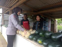 Polisi Blusukan Sambangi Penjual Buah Di Desa Binaan Sembari Berikan Imbauan Kamtibmas