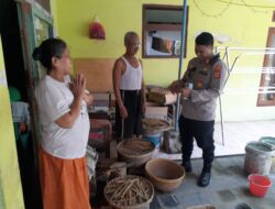 Polisi Blusukan, Kapolsek Sukahaji Sambangi Pengrajin Pembuat Tusukan Sate Berikan Motivasi dan Himbauan Kamtibmas