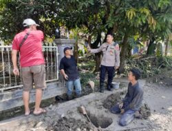Kapolsek Sukahaji Sambangi dan Dialogis Dengan Pekerja Perbaikan Saluran Air