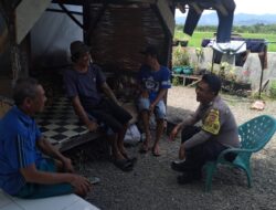 Dengan Giat Polisi Blusukan, Bhabinkamtibmas Sambangi Warga Yang Sedang Berkumpul