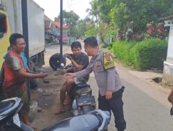 Disaat Sambang Desa, Bhabinkamtibmas Sapa Warganya Sembari Beri Imbauan Kamtibmas