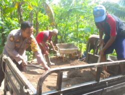 Giat Bhatramas, Bhabinkamtibmas Laksanakan Gotong Royong Bersama Warga