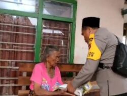 Polisi di Majalengka Berikan Bansos Pada Seorang Nenek Yang Usianya Hampir Satu Abad