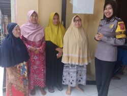 Polwan Bhabinkamtibmas Sampaikan Pesan Kamtibmas Melalui Giat Polisi Blusukan