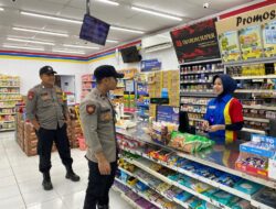 “Polisi Ada Dimana-mana” Bhabinkamtibmas Polsek Cikijing Dialogis Dengan Karyawan Minimarket, Berikan Himbauan Kamtibmas.