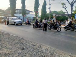 Peduli Keselamatan, Polsek Kadipaten Gatur Pagi Sambil Bantu Anak Sekolah Menyeberang Jalan