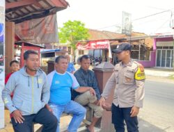 Polisi Blusukan, Bhabinkamtibmas Polsek Cikijing Sambangi Pangkalan Ojek Sembari Berikan Imbauan Berlalu Lintas.