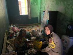 Kasih Sayang Seorang Polwan di Majalengka Suapin Makan Nenek Cicih Yang Alami Sakit Lumpuh