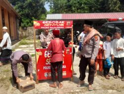 Gerobak Senyum Polres Majalengka Bagikan Makanan Gratis Kepada Jemaah Masjid
