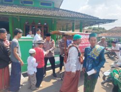 Gerobak Senyum Polsek Sukahaji Polres Majalengka Bagikan Paket Makanan Pada Jema’ah Shalat Jumat di Masjid Riyadussolihin