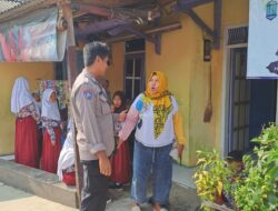 Sapa Warga Saat Melakukan Sambang, Bhabinkamtibmas Bripka Dede Rohimat Sampaikan Imbauan Kamtibmas