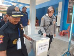 Polwan Polres Majalengka Dampingi Petugas Jemput Bola Warga Yang Sakit Hingga Jompo Untuk Salurkan Hak Pilih Dalam Pilkades 2023