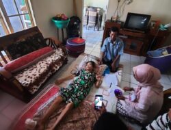 Tak Bisa Datang Ke TPS, Polisi di Majalengka Dampingi Petugas Jemput Bola Bagi Lansia dan Warga Sakit