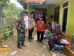 Antisipasi Gangguan Kamtibmas, TNI – Polri di Majalengka Kawal Petugas Jemput Bola Warga Yang Sakit Untuk Hak Pilihnya