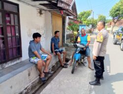 Bhabinkmatibmas Polsek Panyingkiran Blusukan Pantau Situasi Kamtibmas di Wilayah Desa Binaan