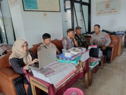 Perkuat Sinergitas TNI-Polri, Kanit Samapta Polsek Sukahaji Bersama Babinsa Sambang Kantor Desa Salagedang Bahas Situasi Kamtibmas