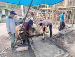 “Blusukan” Bukti Polri Dekat Dengan Masyarakat, Bhabinkamtibmas Polsek Cikijing Bantu Warga Bangun Rumah.