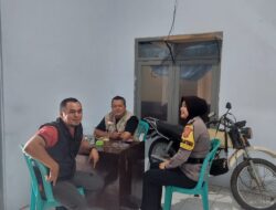 Sambangi Kantor Desa, Polwan Bhabinkamtibmas Ajak Perangkat Desa Jaga Kamtibmas