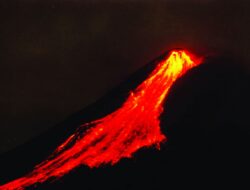 Sepanjang Senin, Gunung Merapi Terus Luncurkan Guguran Lava Pijar