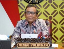 Presiden Jokowi Tunjuk Mahfud MD Jadi Plt Menkominfo